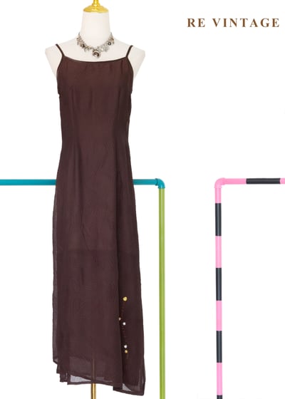 煙燻棕交錯壓印紋理細肩帶長洋裝1