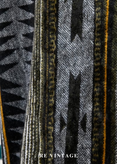 大地系圖騰線條異材絨布上衣11