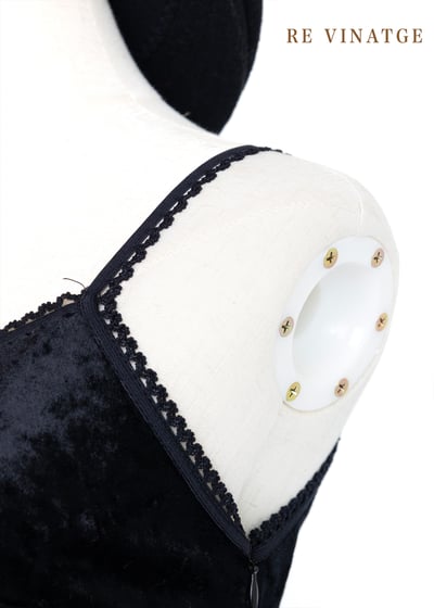 緞面與絨布拼接簡約黑色小洋裝11