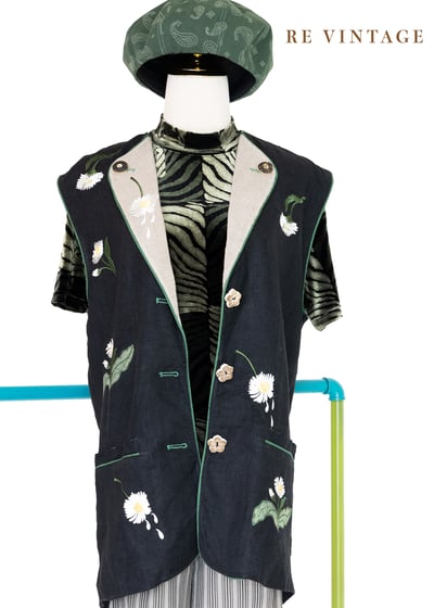 『歐洲寶物』春天小花木釦麻質感長版背心1