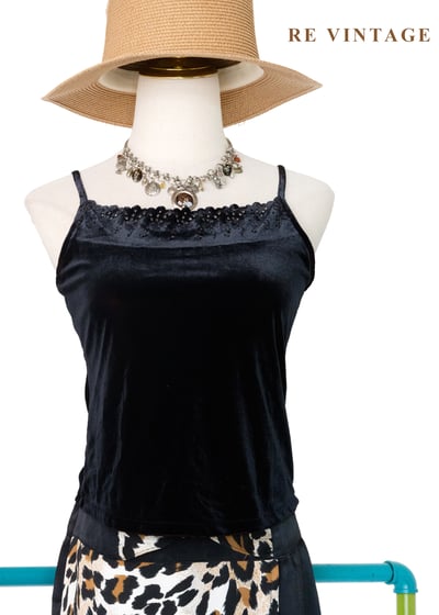 紅光雕刻小花絨布細肩帶背心1