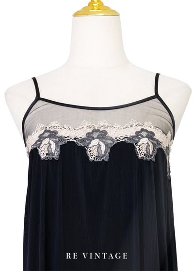 奶白花邊夢幻黑系細肩帶內搭洋裝3