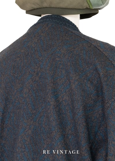 低調的綠棕色大理石紋路針織外套11