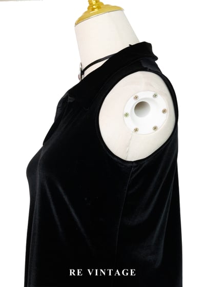 貴族學院端莊的黑絨無袖洋裝7