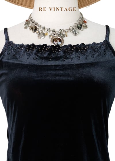 紅光雕刻小花絨布細肩帶背心3