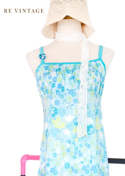 清涼薄荷藍轉動的小花細肩帶洋裝3