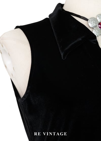 貴族學院端莊的黑絨無袖洋裝5