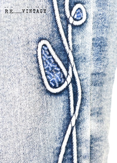 立體小花麻花捲淺色系牛仔褲5