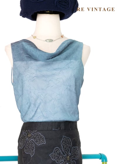 柔和慵懶天空藍垂墜領背心1