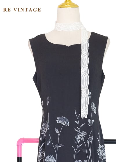 浪漫的白色野花深灰短洋裝3