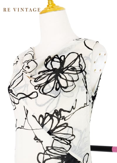 色鉛筆小花米白色洋裝2