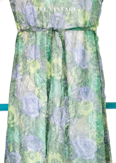 薄透柔和綠花園長洋裝12