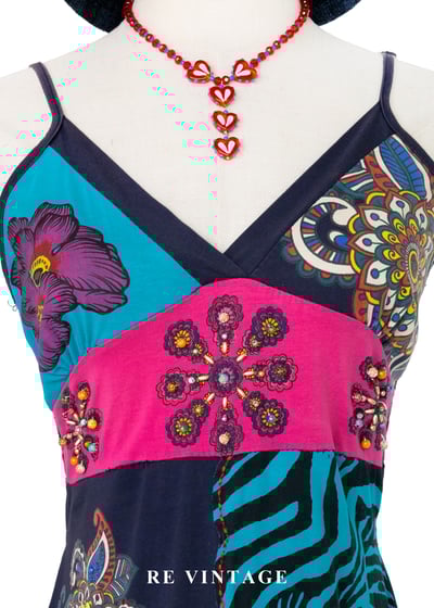 『歐洲寶貝』霓虹迴聲狂歡派對細肩帶洋裝9