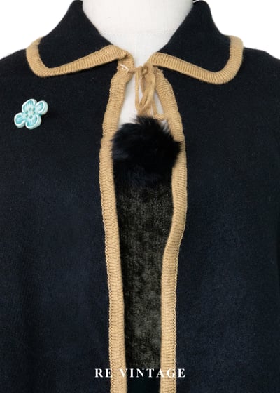 圖騰滾邊霧藍小毛球短版斗篷5