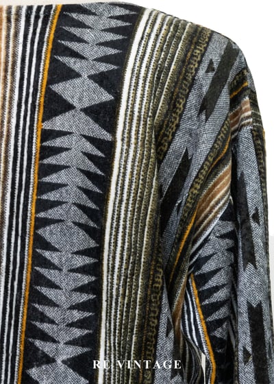 大地系圖騰線條異材絨布上衣10