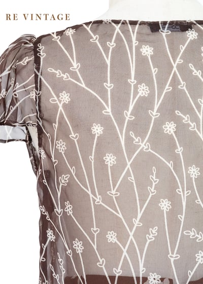 咖啡小白花透膚上衣9