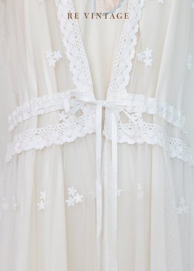 Muted Ivory 小花蕾絲長版罩衫6