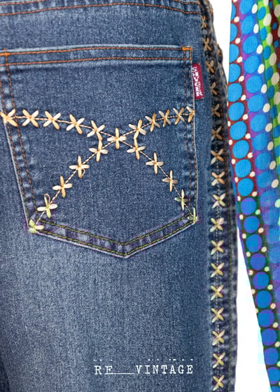 雙色小花刺繡微喇叭牛仔褲7