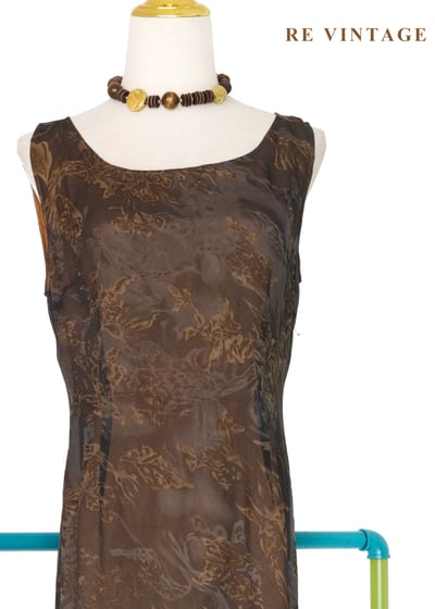 深灰紗中透著橘光抽象花朵長洋裝7