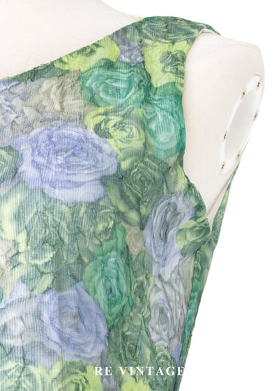 薄透柔和綠花園長洋裝6