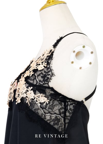 奶霧花語甜美黑系細肩帶背心7