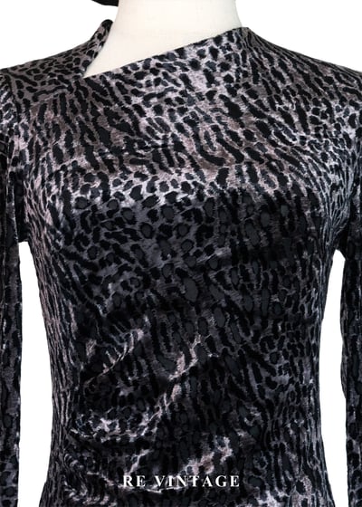 午夜獵場 - 非對稱領口抓皺豹紋迷你絨布洋裝5