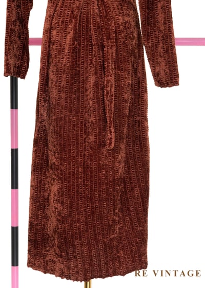 琥珀流光紋理絨布長洋裝7