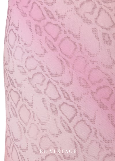 粉紅蛇紋綻放柔和垂墜領洋裝10