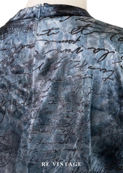 冷光藍灰調舊信紙絨布上衣11