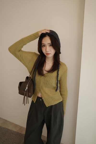 鬆軟單線排扣薄針織上衣3