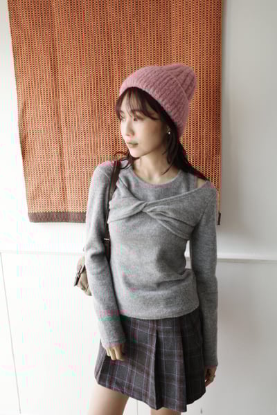 小露肩扭結毛衣1