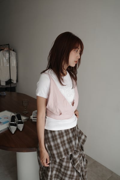 開Ｖ綁帶設計背心2