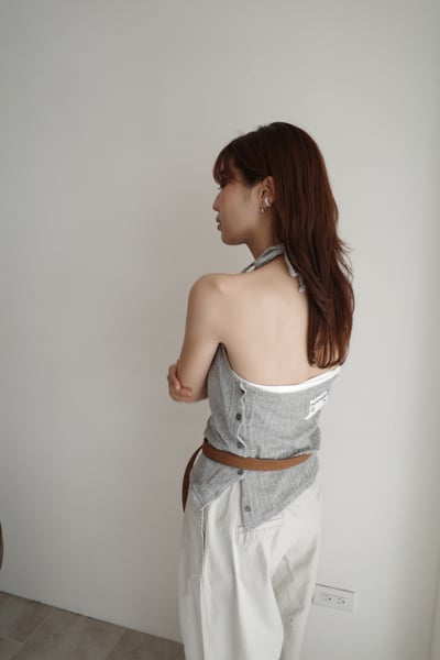 『辣妹必入』繞脖側排扣雕花背心8