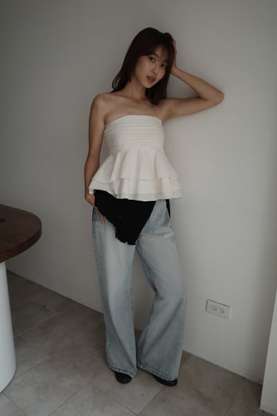 寬喇叭修身淺色牛仔褲2