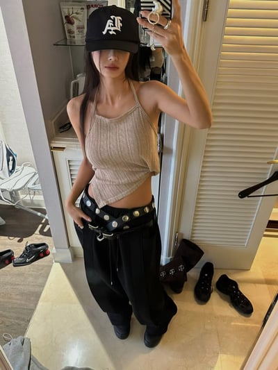 『辣妹必入』繞脖側排扣雕花背心1