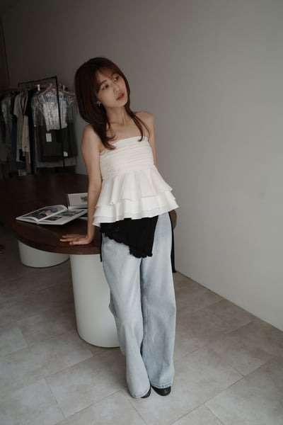 寬喇叭修身淺色牛仔褲4