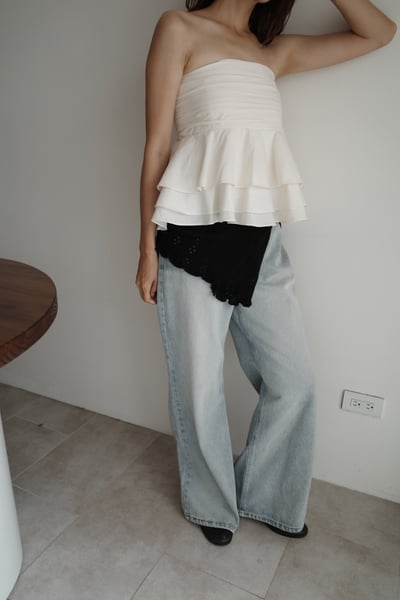 寬喇叭修身淺色牛仔褲1
