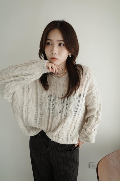 微透質感滾細麻花短板毛衣1