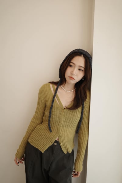 鬆軟單線排扣薄針織上衣5