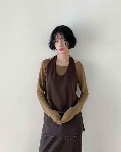 繞脖綁帶撞色假兩件上衣10