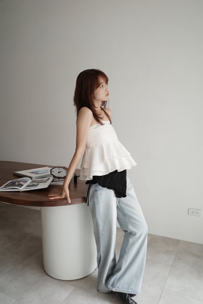 寬喇叭修身淺色牛仔褲3