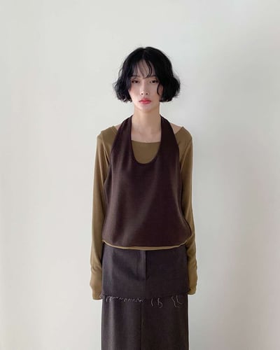 繞脖綁帶撞色假兩件上衣9