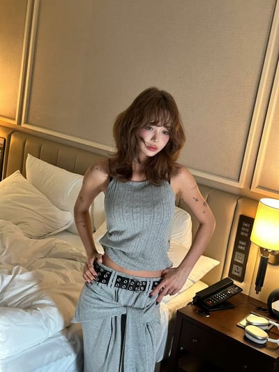 『辣妹必入』繞脖側排扣雕花背心3