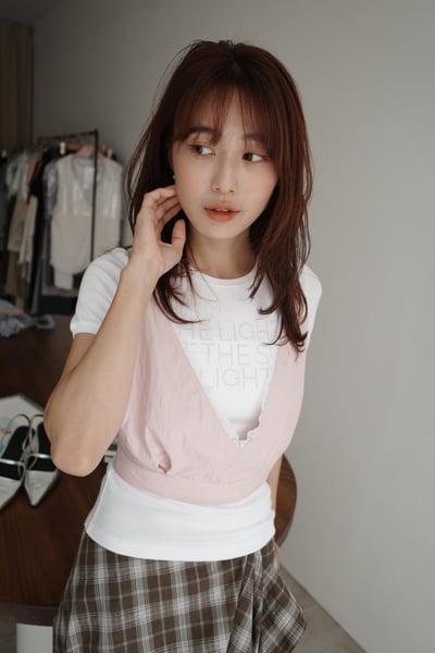 開Ｖ綁帶設計背心1