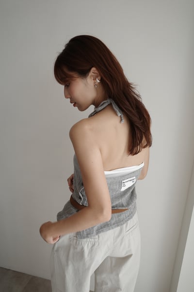 『辣妹必入』繞脖側排扣雕花背心6