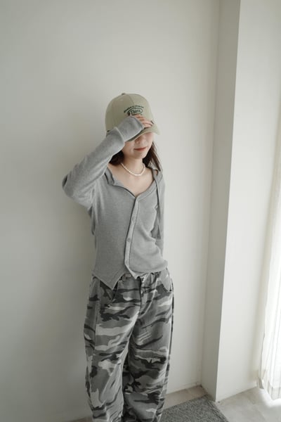 『special 斜切不對稱扣坑條設計上衣3