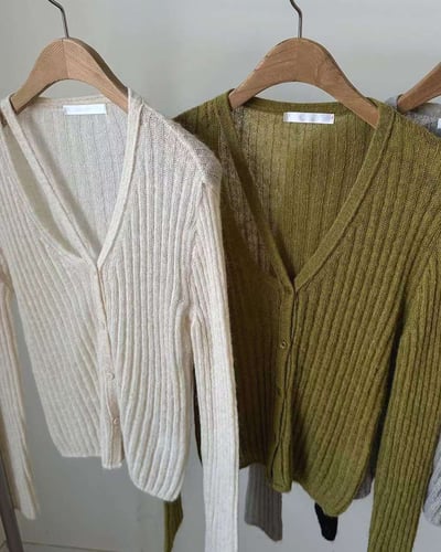 鬆軟單線排扣薄針織上衣7