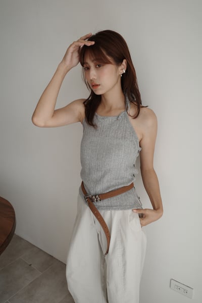 『辣妹必入』繞脖側排扣雕花背心9