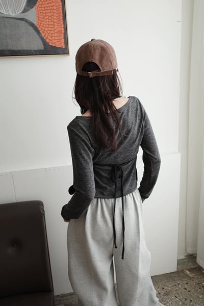 繞脖綁帶撞色假兩件上衣3