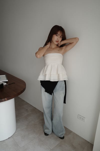 寬喇叭修身淺色牛仔褲5